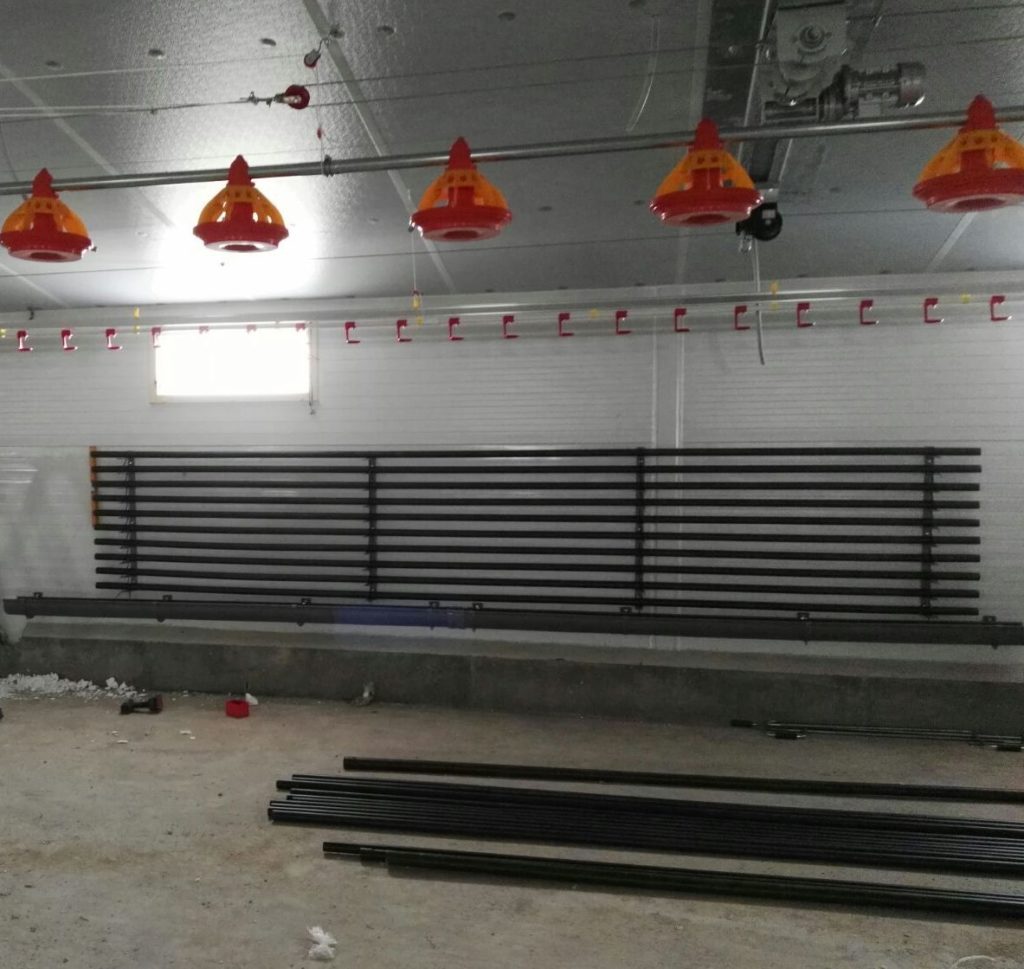 Instalación con sistemas de calefacción y ventilación en un espacio industrial amplio.