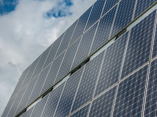 Imagen de paneles solares reflejando el sol, utilizados para soluciones de energía renovable.