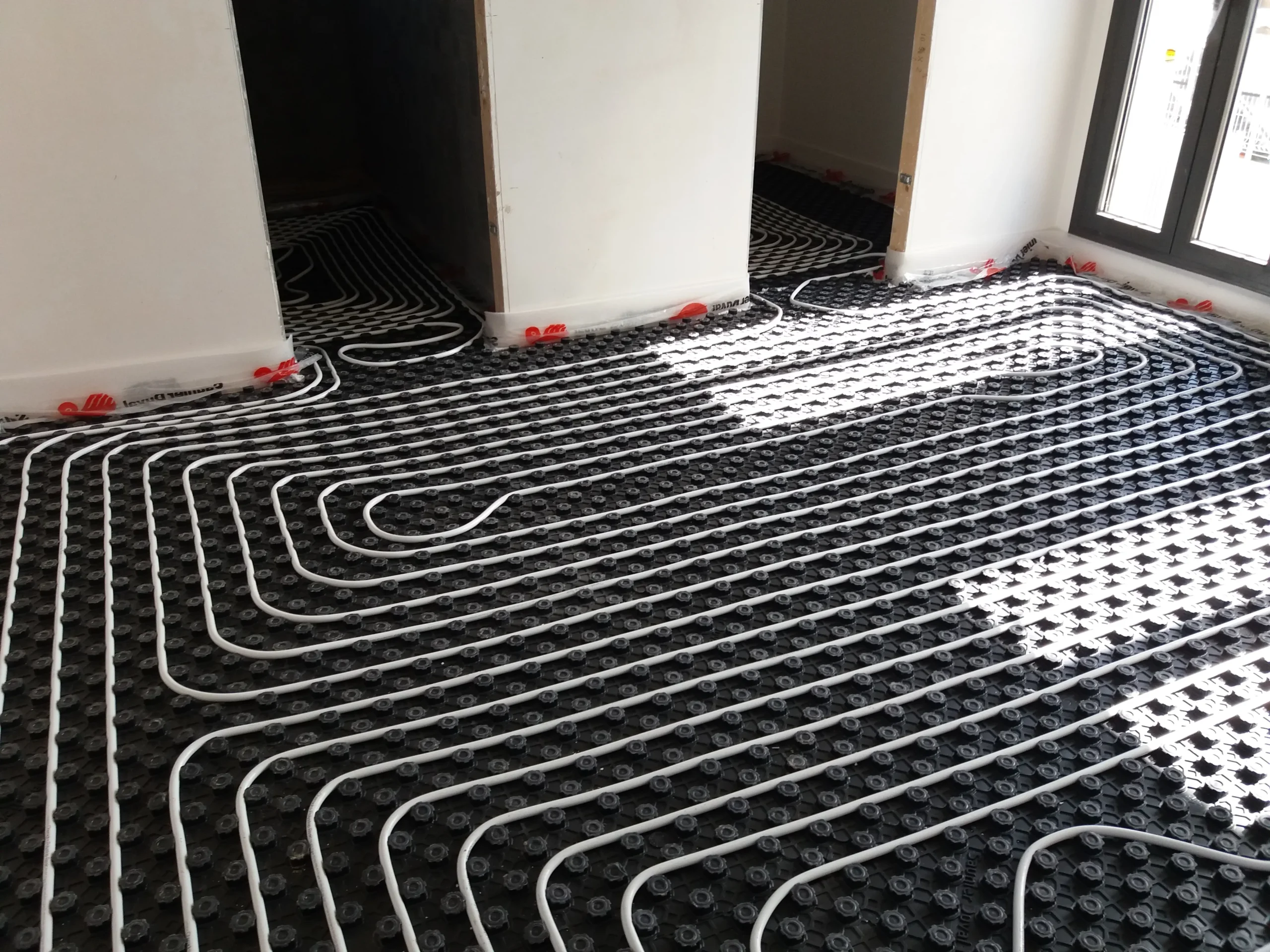 Sistema de suelo radiante instalado por Raufast para calefacción eficiente en Zaragoza.